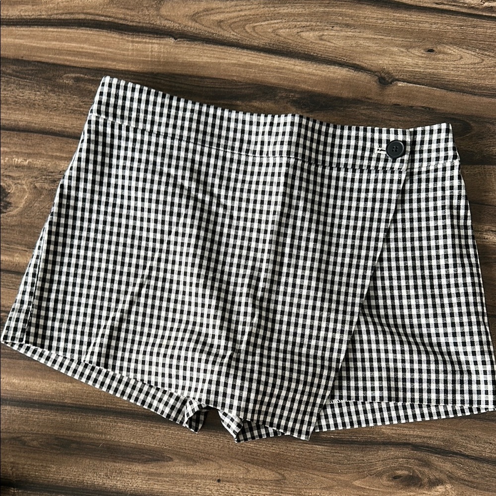 Club Monaco Black and White Skorts with Gingham Pattern